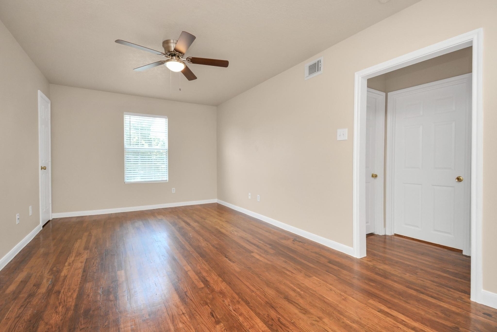 500 W Pitts Avenue - Photo 2