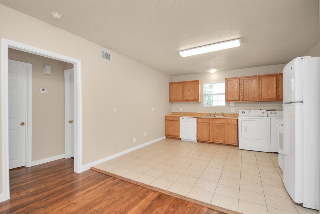 500 W Pitts Avenue - Photo 7