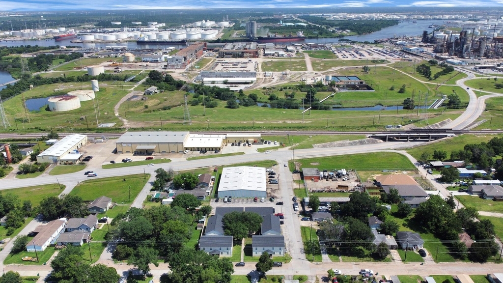 500 W Pitts Avenue - Photo 1