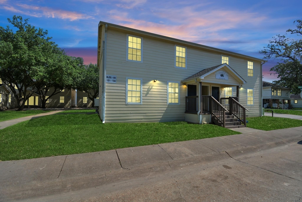 500 W Pitts Avenue - Photo 0