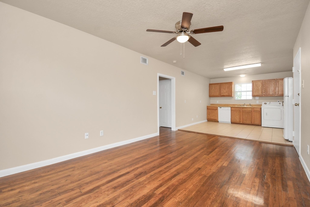 500 W Pitts Avenue - Photo 5