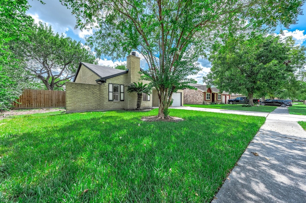 10230 Trade Winds Drive - Photo 2