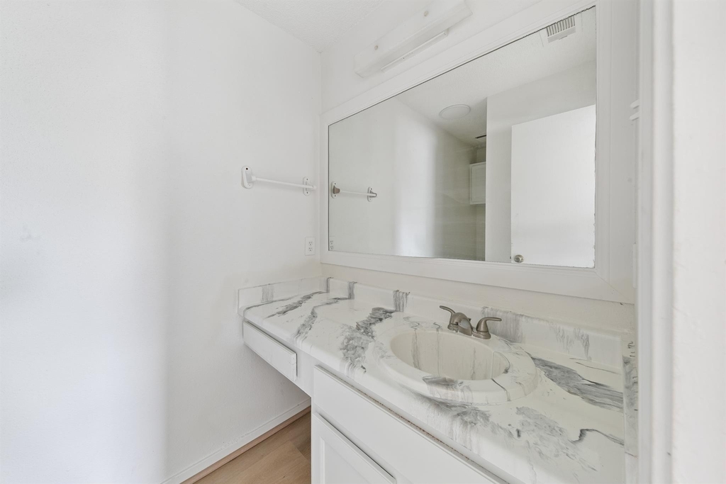 700 Lyle W Avenue - Photo 9