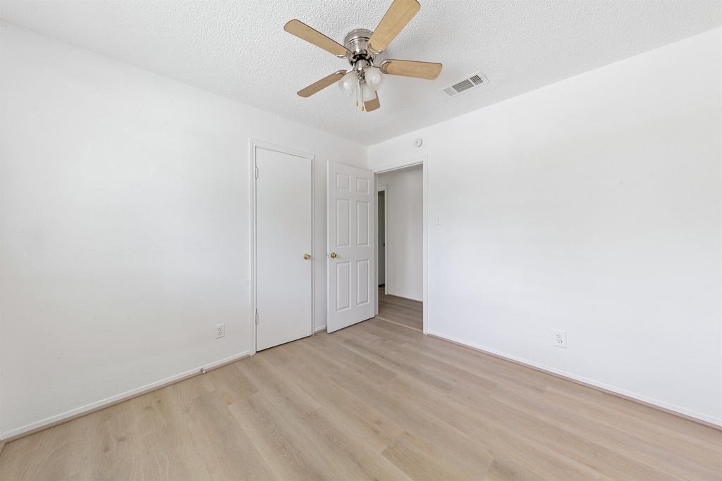 700 Lyle W Avenue - Photo 8