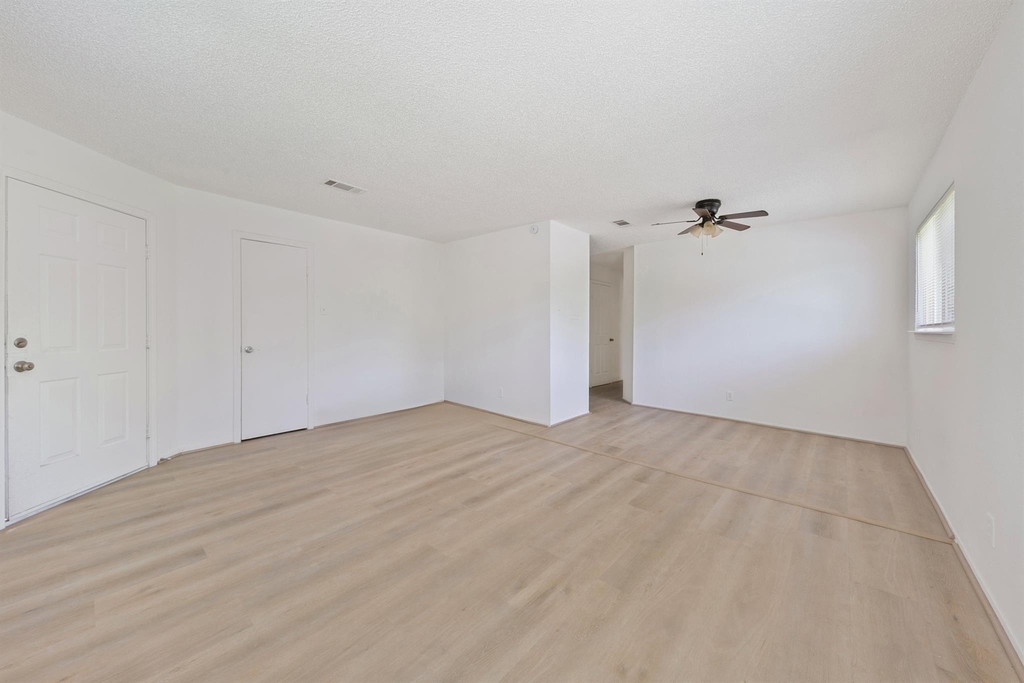 700 Lyle W Avenue - Photo 2