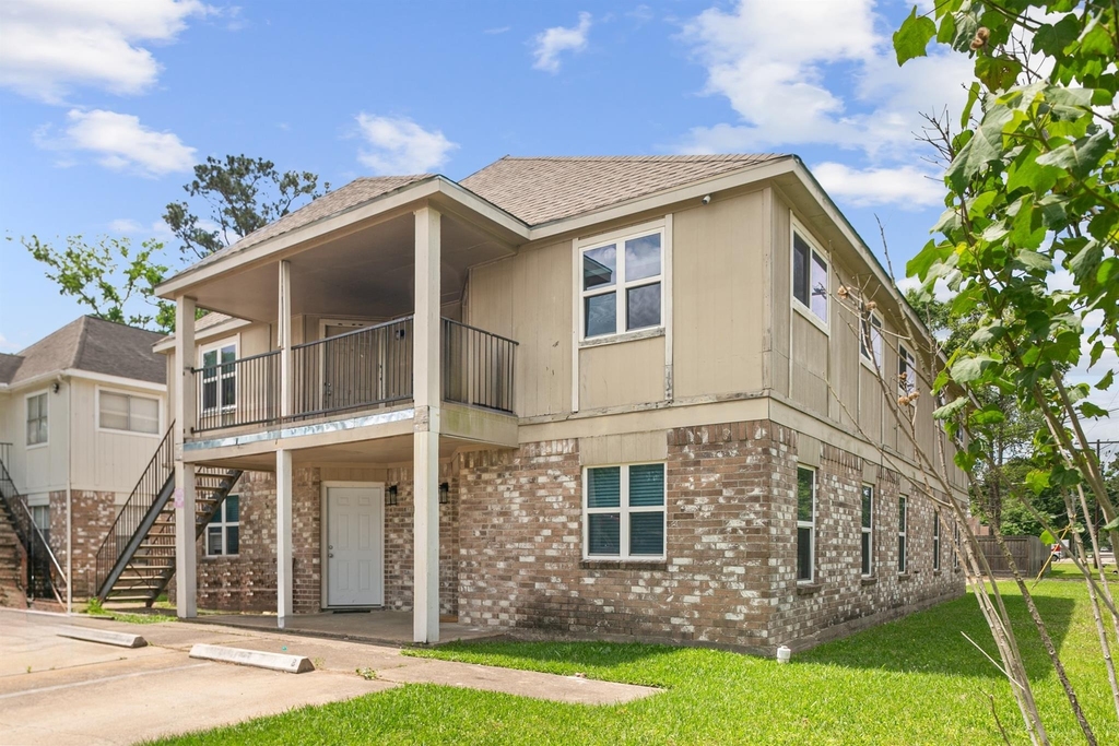 700 Lyle W Avenue - Photo 1