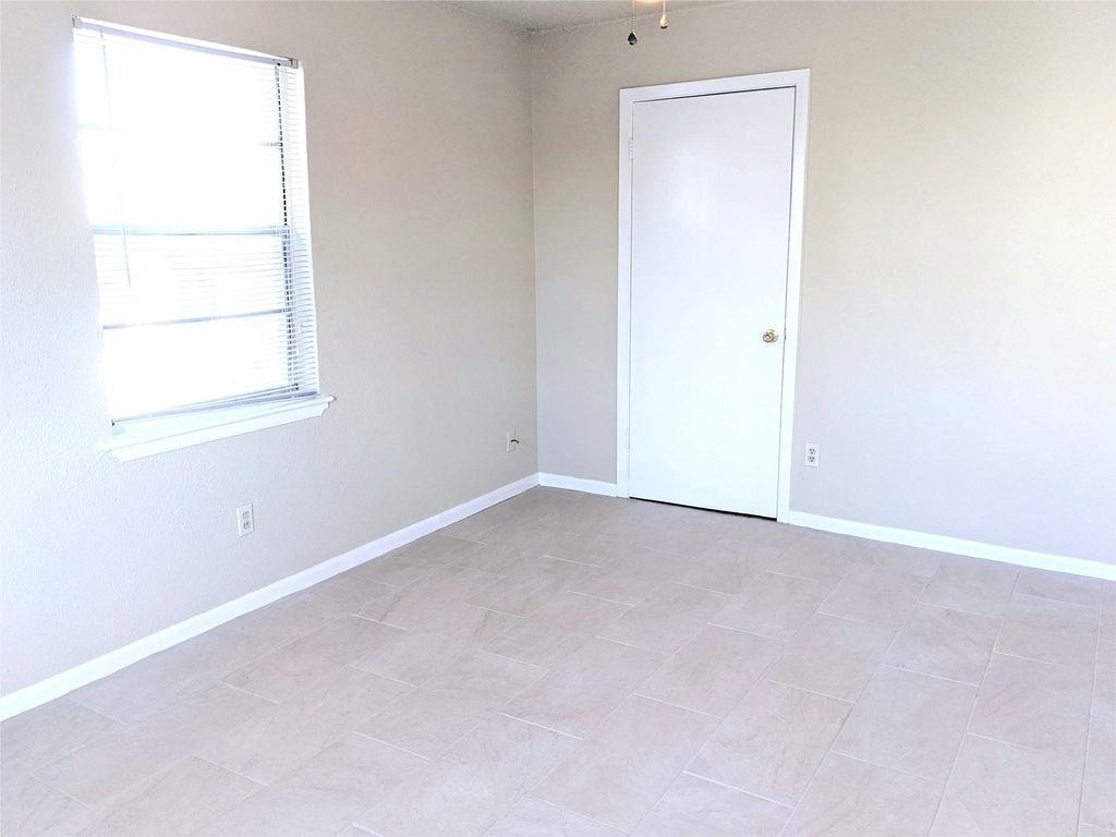 915 Alexander Street - Photo 2