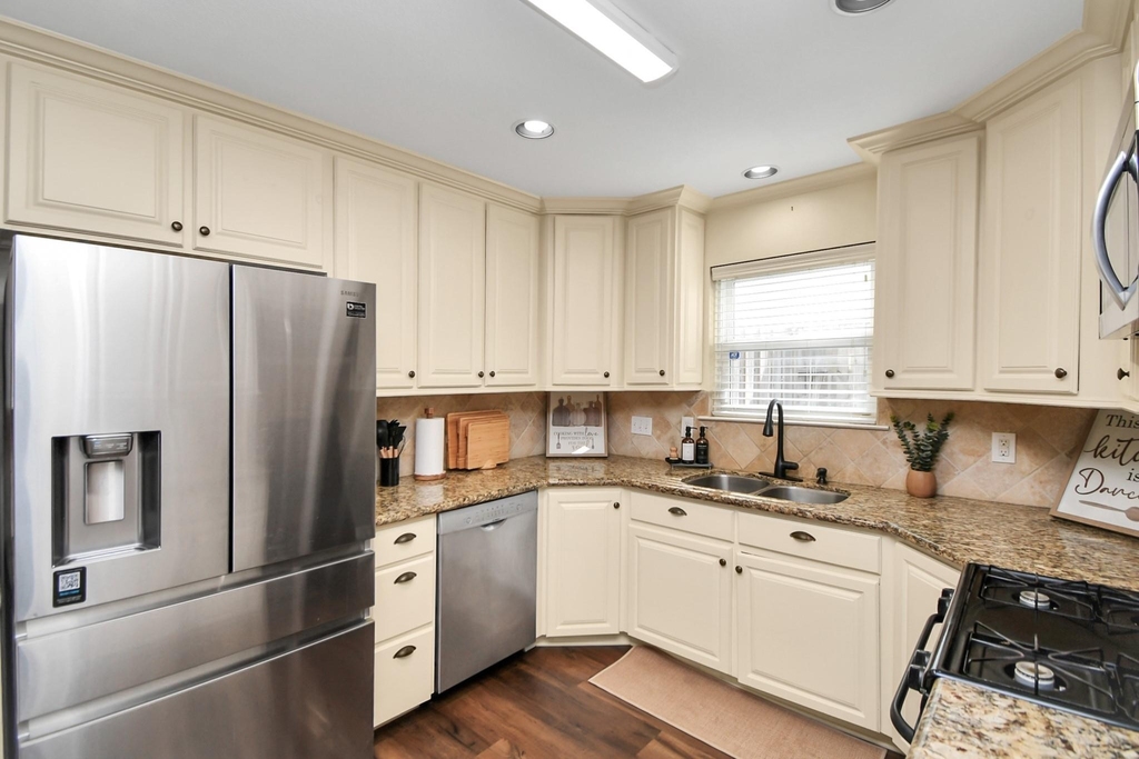 9606 Beverlyhill Street - Photo 18