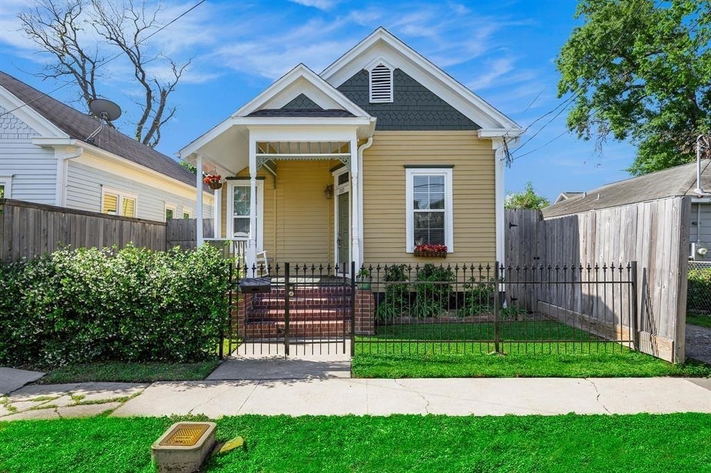 1317 Summer Street - Photo 0