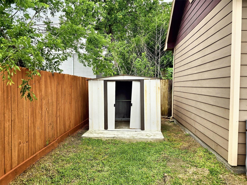 828 E 39th Street - Photo 18