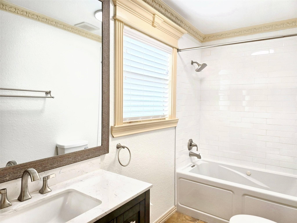 828 E 39th Street - Photo 11