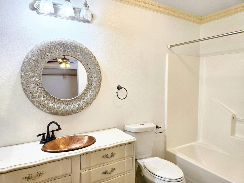 828 E 39th Street - Photo 9