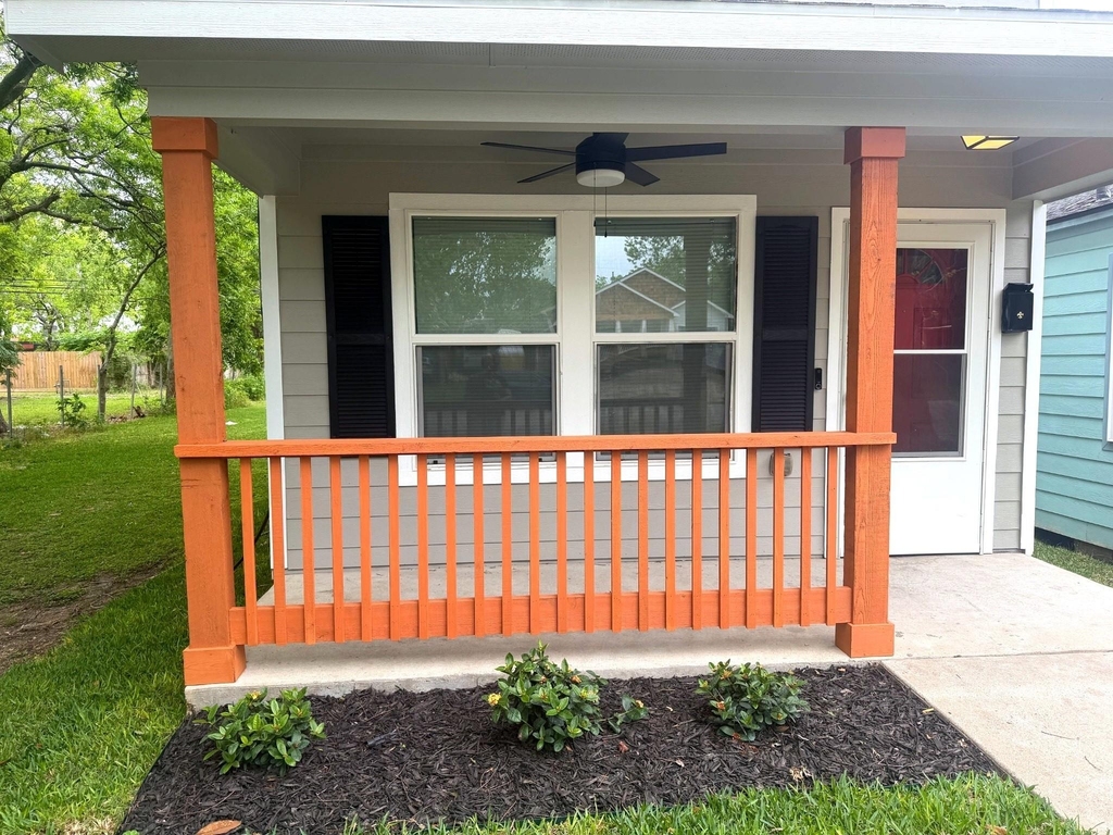 717 6th Avenue N - Photo 2