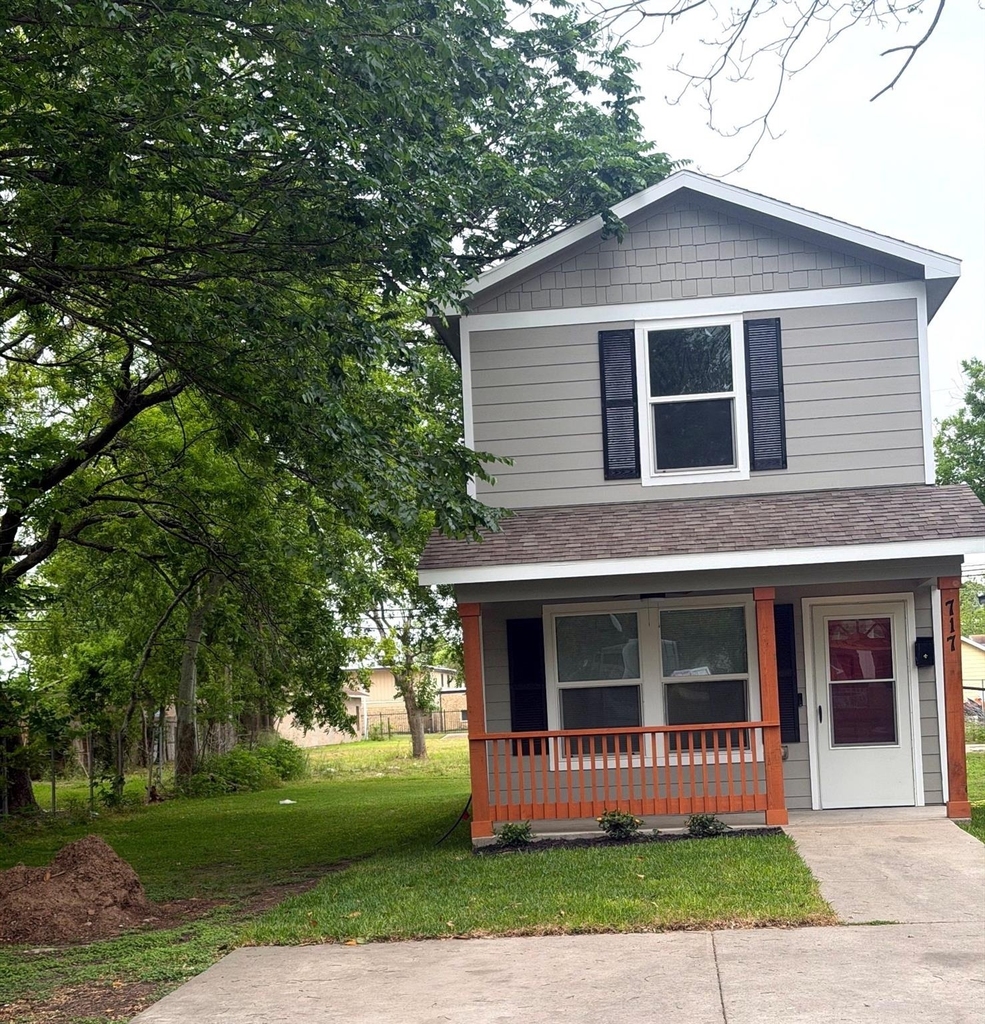 717 6th Avenue N - Photo 1
