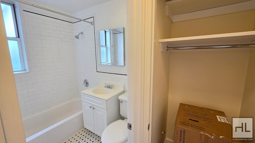 West 13 Street - Photo 3