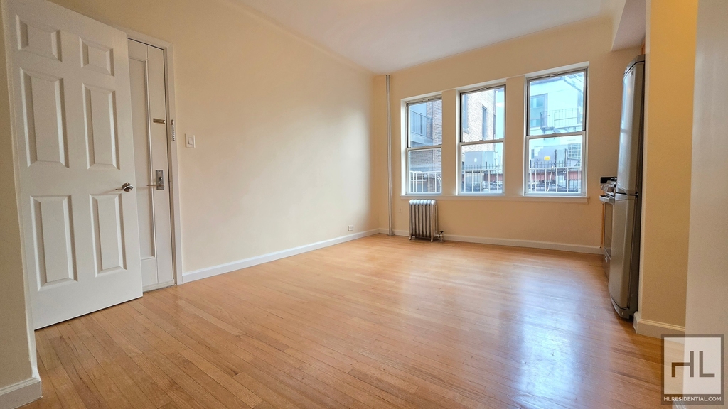 West 13 Street - Photo 2