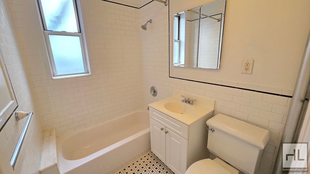 West 13 Street - Photo 4