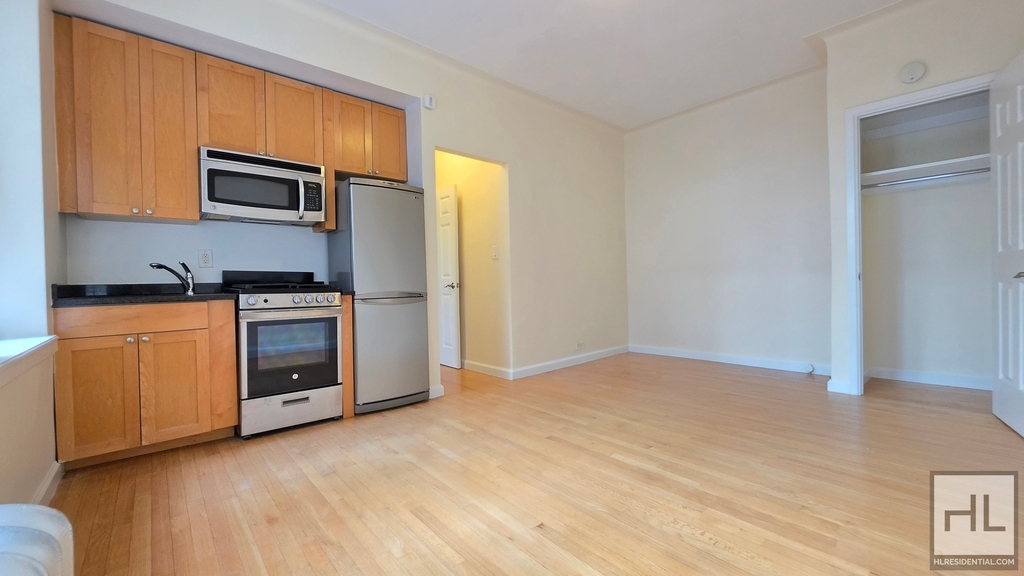 West 13 Street - Photo 1
