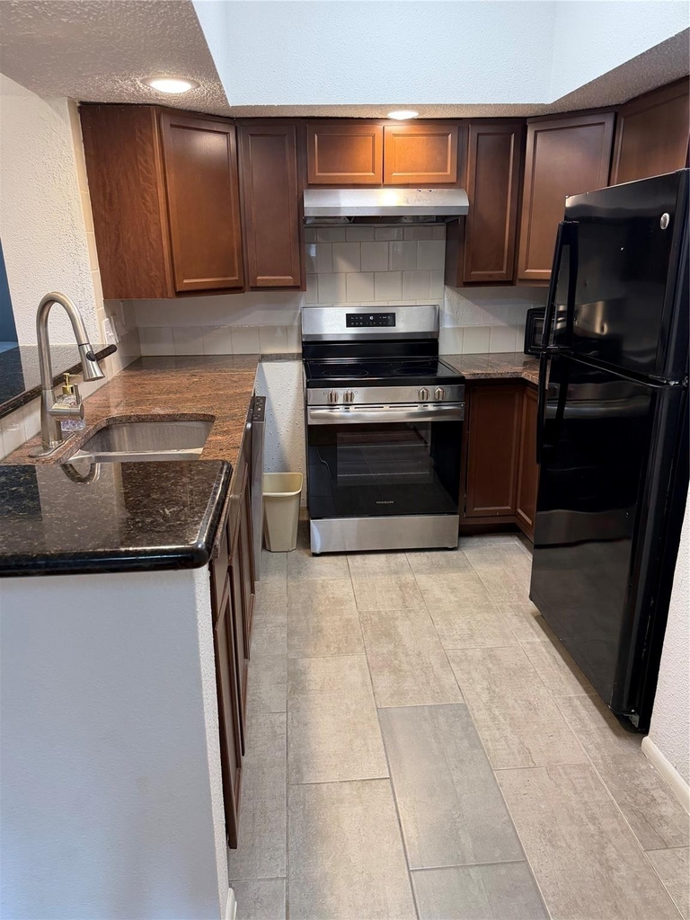 10855 Meadowglen Lane - Photo 4