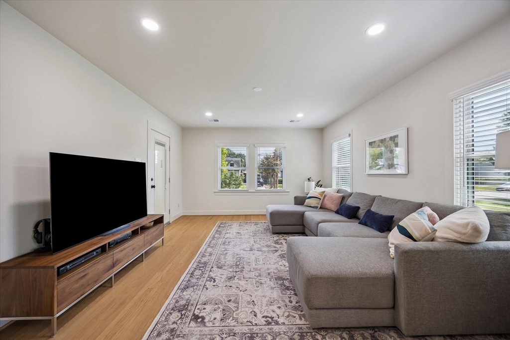 809 Gale Street - Photo 2