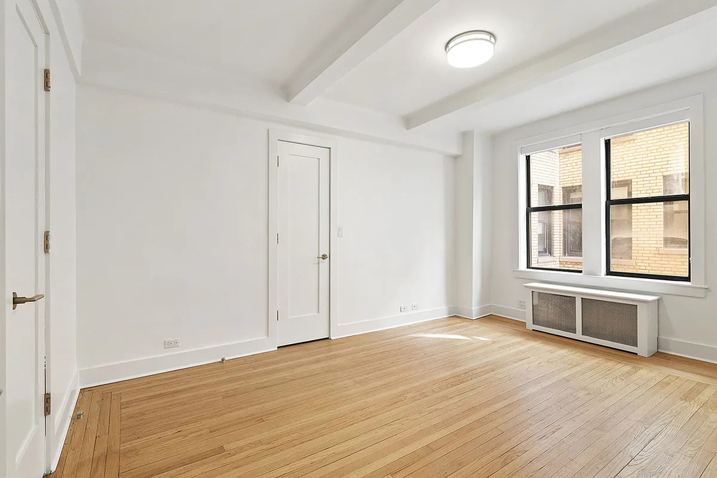 East 20th Street - Photo 4