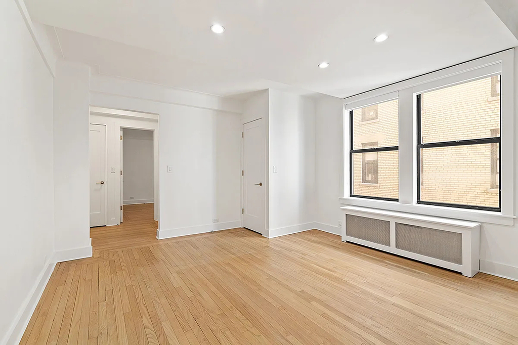 East 20th Street - Photo 3
