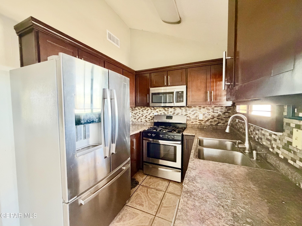 9150 Bur Oak Circle - Photo 5