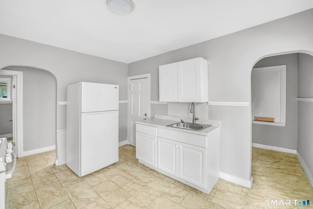 718 Winchester Avenue - Photo 2