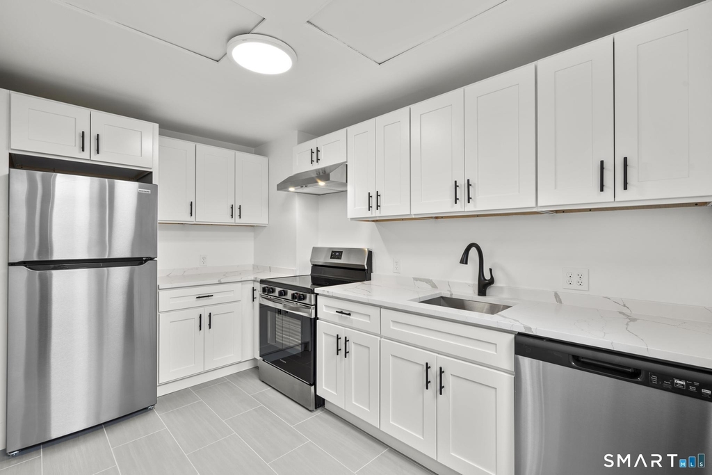 122 E Putnam Avenue - Photo 2