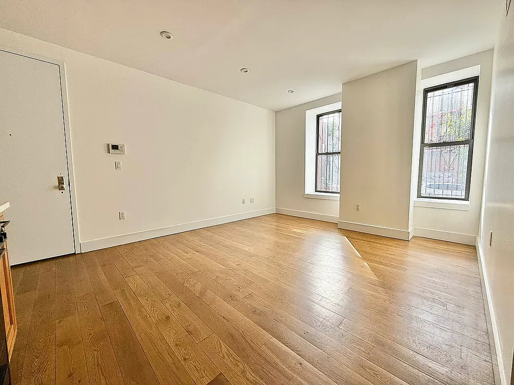 437 Throop Avenue - Photo 2