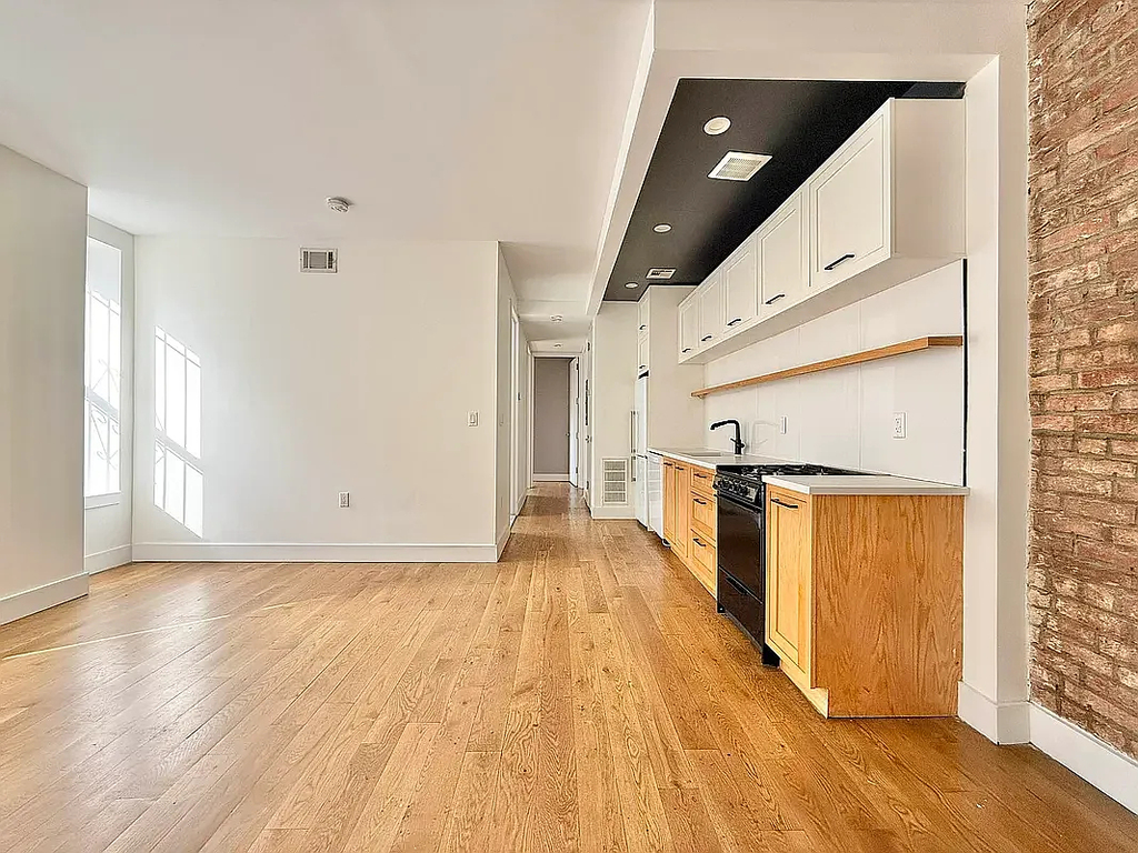 437 Throop Avenue - Photo 1
