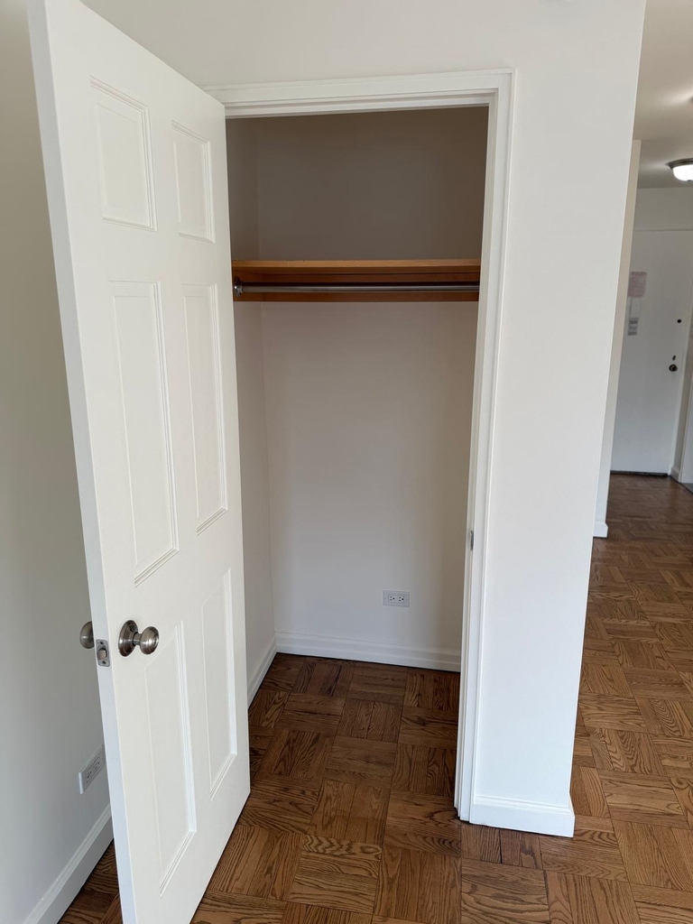 East 79th Street - Photo 6