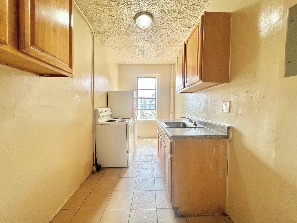 882 Bryant Ave - Photo 4