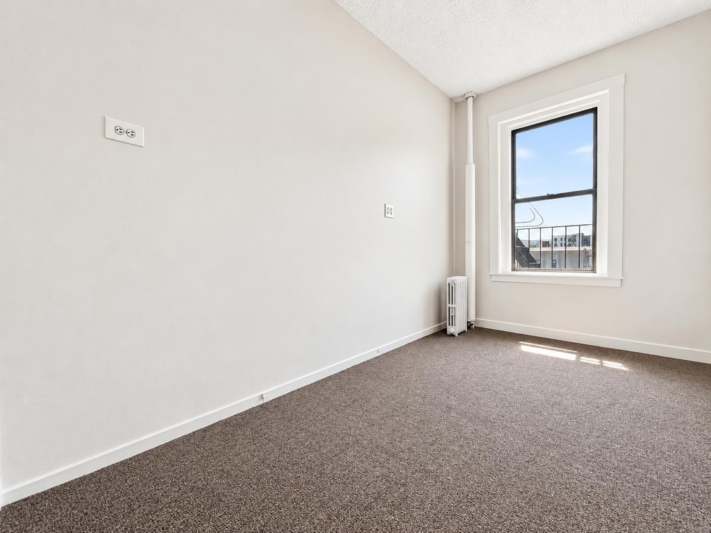 882 Bryant Ave - Photo 4