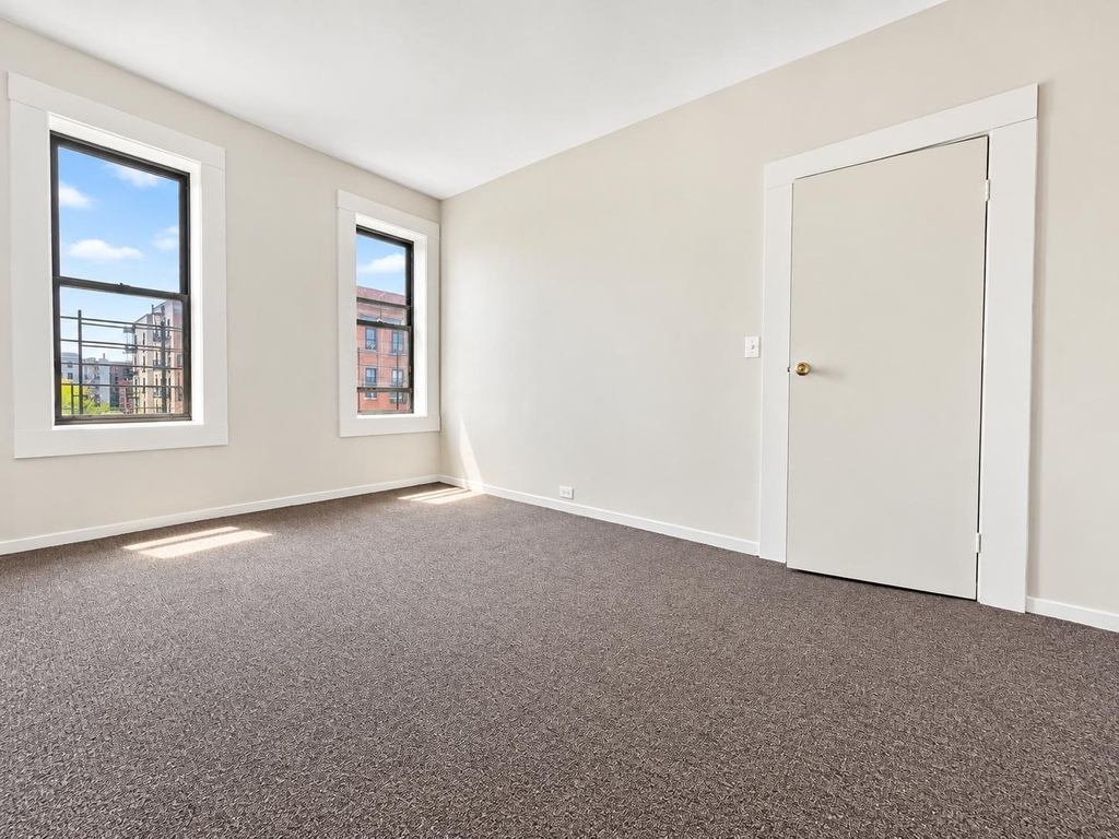 882 Bryant Ave - Photo 2