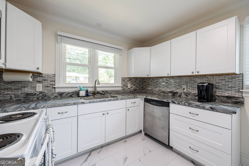 478 E Johnson Street - Photo 10