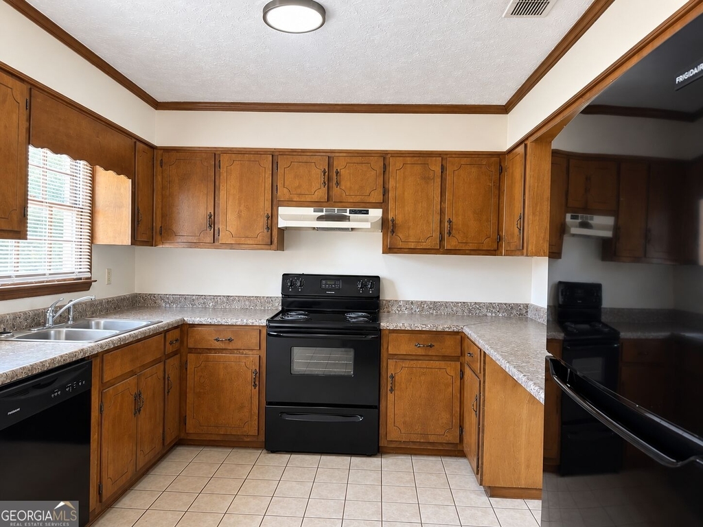 250 Highland Park Drive - Photo 2