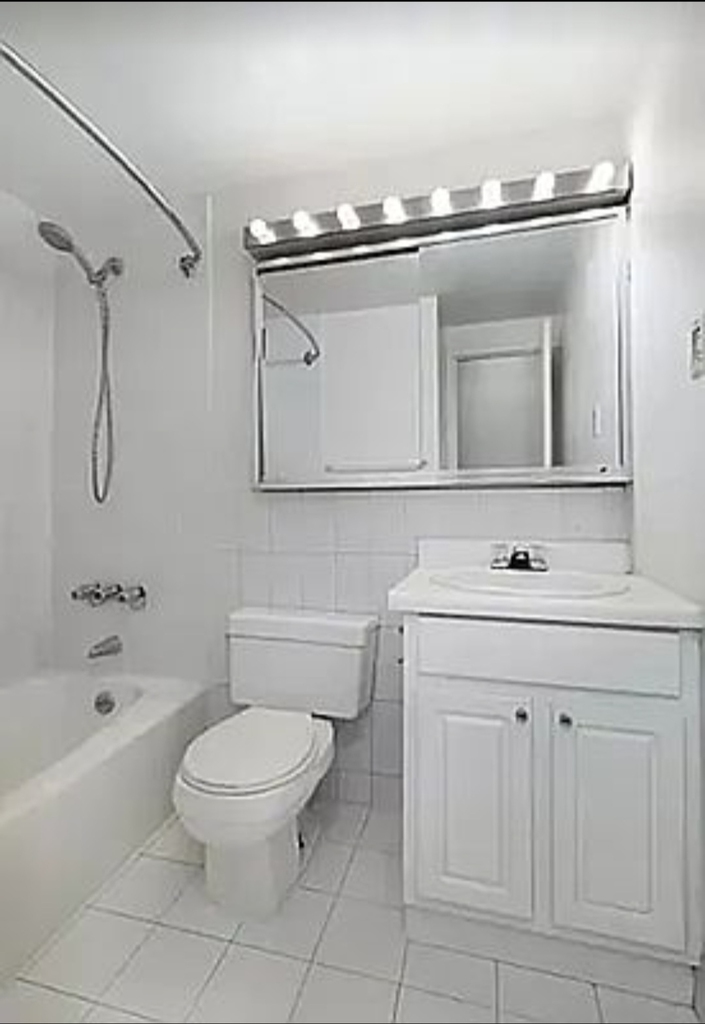 220 East 24th Street - Photo 2