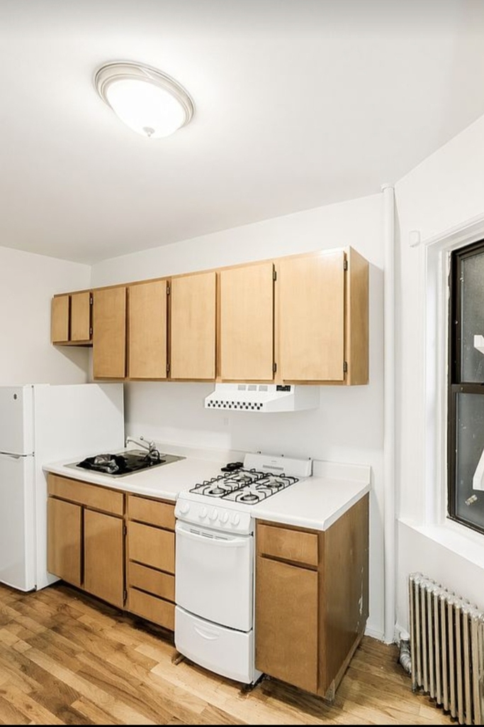 405 West 49th Street - Photo 6