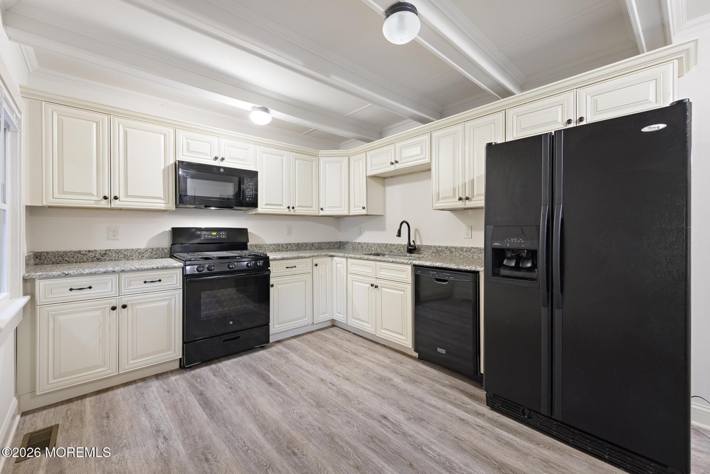 833 Windsor Street - Photo 9