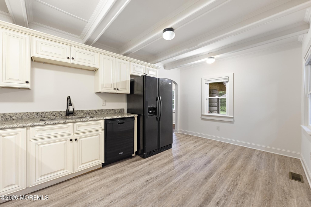 833 Windsor Street - Photo 10