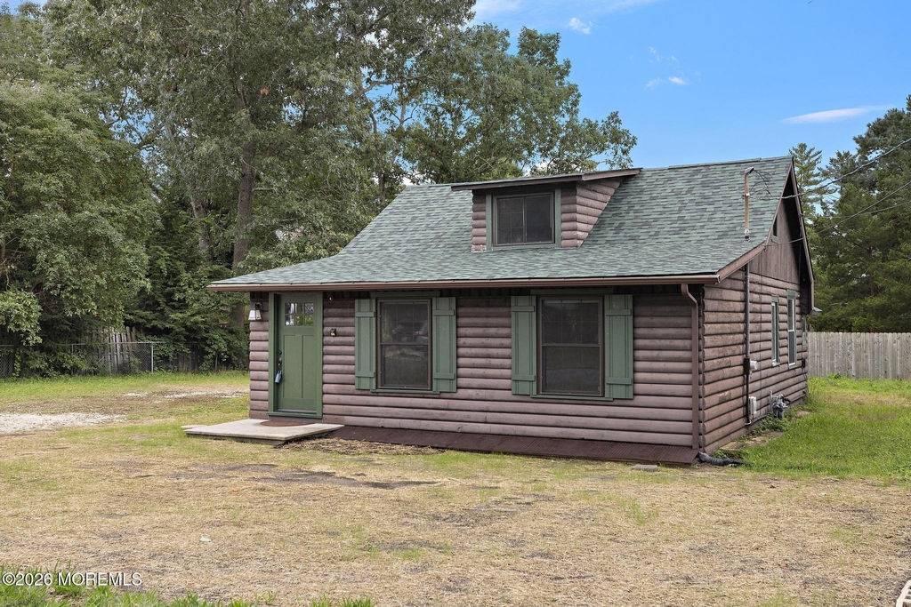 833 Windsor Street - Photo 1