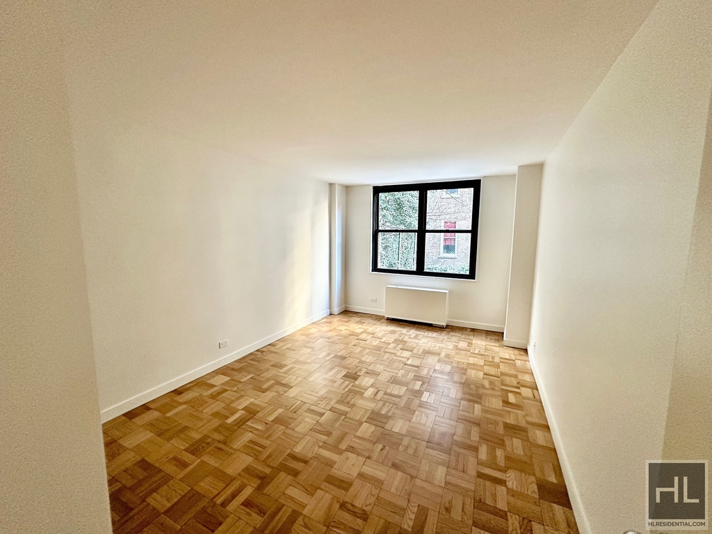 East 49 Street - Photo 5