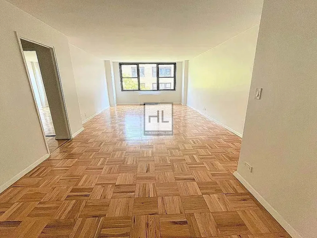 East 49 Street - Photo 1