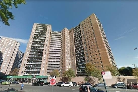 Queens Boulevard - Photo 0