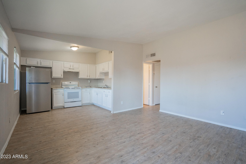 2131 W Devonshire Avenue - Photo 2