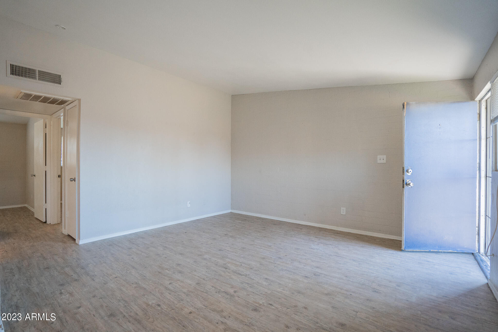 2131 W Devonshire Avenue - Photo 6