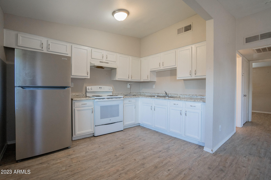 2131 W Devonshire Avenue - Photo 4