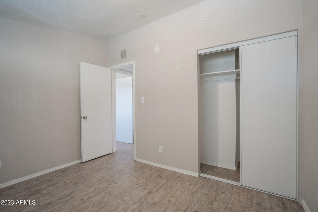 2131 W Devonshire Avenue - Photo 11