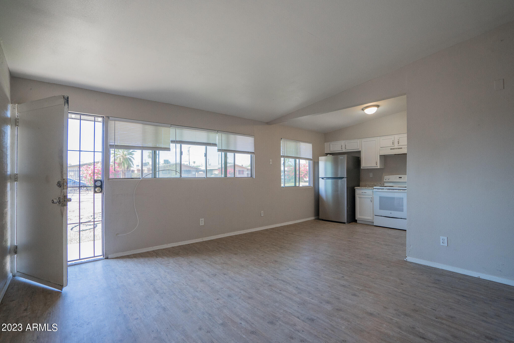 2131 W Devonshire Avenue - Photo 3